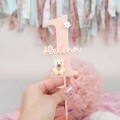 Personalisierte Tortendeko für Babygeburtstag – erster Geburtstag Cake Topper mit süßem Bären und Blume