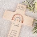 Individuell gestalteter Acrylnamen auf Holzkreuz – personalisiertes Taufgeschenk