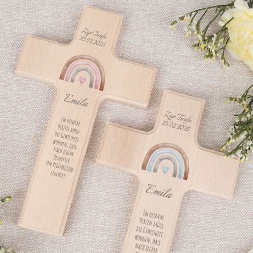 Individuell gestaltetes Taufgeschenk – personalisiertes Holzkreuz mit Regenbogen