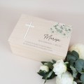 Personalisierte Holzkiste zur Kommunion mit Eukalyptusdruck und goldenem Acryl-Kreuz – Geschenk zur Erstkommunion