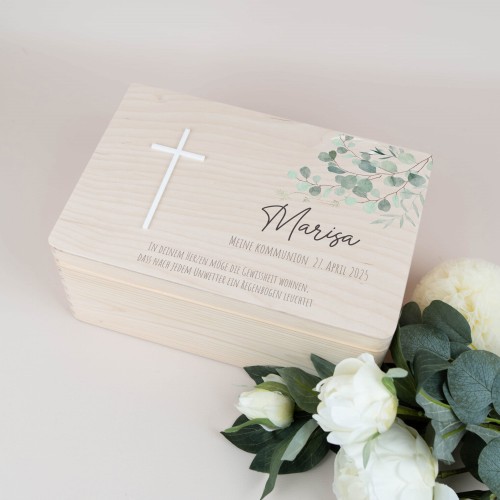 Personalisierte Holzkiste zur Kommunion mit Eukalyptusdruck und goldenem Acryl-Kreuz – Geschenk zur Erstkommunion
