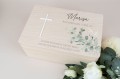 Geschenkbox aus Holz zur Taufe mit weißem Kreuz aus Acryl und Name – handgefertigte Erinnerungskiste für Kinder