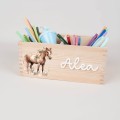 Stiftebox aus Holz mit personalisiertem Namen und Pferdedesign