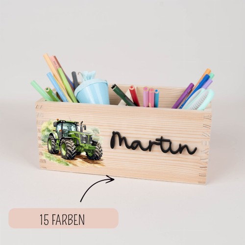 Personalisierter Stiftebecher mit grünem Traktor und Name für Schulanfänger