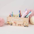 Holz-Stiftehalter für Jungen oder Mädchen mit personalisierter Figur und farbigem Acrylschriftzug
