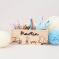 Personalisierter Stiftehalter aus Holz mit Baustellenmotiv und 3D-Acrylnamen – Junge mit Bagger und Kran