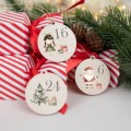 Set aus 24 runden Zahlen-Holzanhängern mit Tiermotiven in Weihnachtsmützen für DIY-Adventskalender