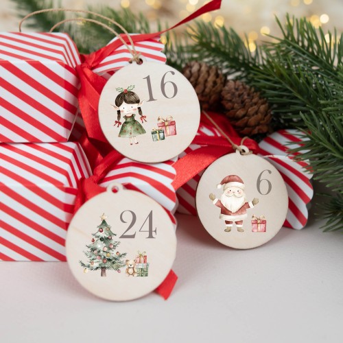 Set aus 24 runden Zahlen-Holzanhängern mit Tiermotiven in Weihnachtsmützen für DIY-Adventskalender