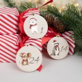 Holzanhänger Adventskalender mit verschiedenen Tieren wie Fuchs Reh Pinguin und Bär in roten Weihnachtsmützen