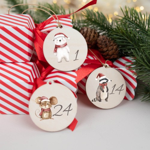 Holzanhänger Adventskalender mit verschiedenen Tieren wie Fuchs Reh Pinguin und Bär in roten Weihnachtsmützen