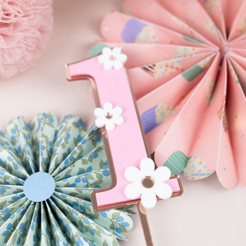 Cake Topper zum 1. Geburtstag in Rosa mit weißen Gänseblümchen auf Torte